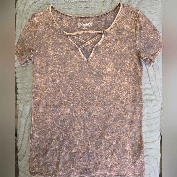 Mudd Women's Tan Short Sleeve Tee with Cleavage Cutout Size XS - Picture 2 of 6